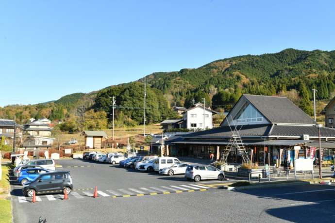 「道の駅そばの郷らっせぃみさと」の駐車場と斜め外観