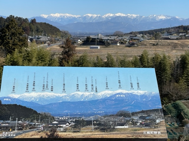 中央アルプスの山々を望む「道の駅そばの郷らっせぃみさと」のロケーション