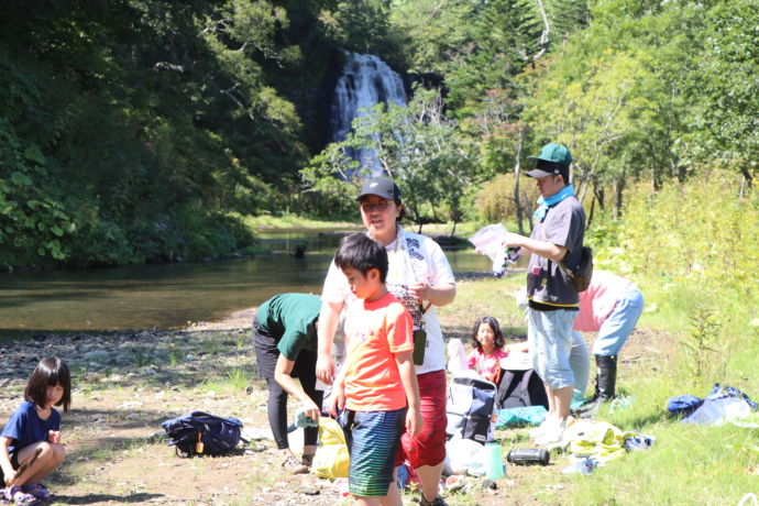 川べりで遊ぶ子ども達