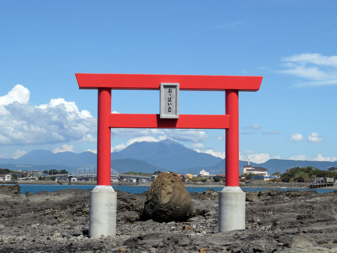 熊本県苓北町のおっぱい岩