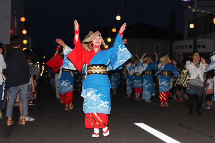 利尻浮島まつりで「浮島音頭」を踊る人々