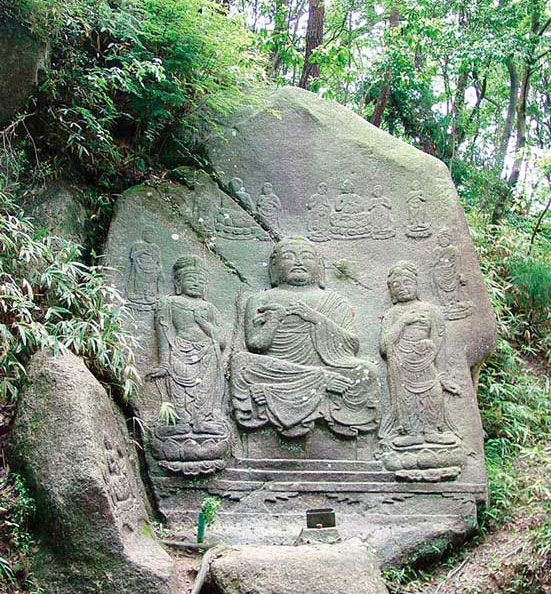 金勝山山中の狛坂廃寺跡にある狛坂磨崖仏