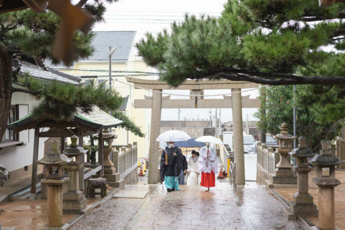 兵庫県神戸市にある「舞子六神社」の神前式で入場の様子