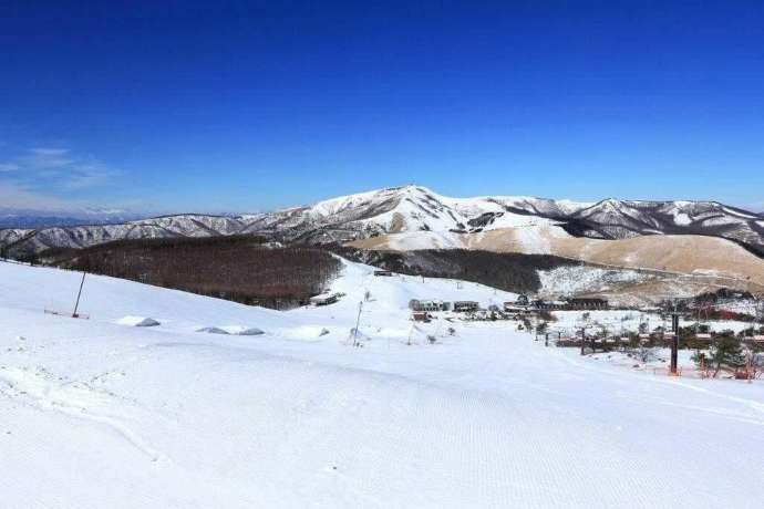 白樺湖ロイヤルヒルのゲレンデからホテル方面を見下ろした様子