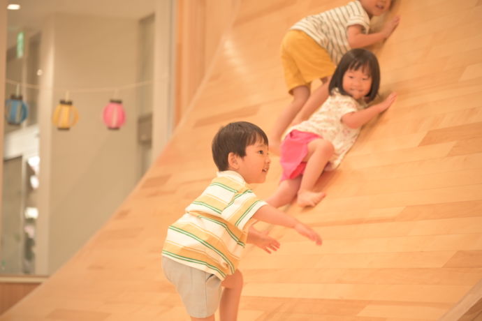 留萌市の「ちゃいるも」で遊ぶ子ども