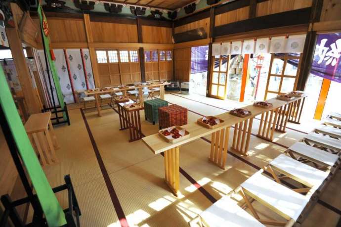 茨城県龍ケ崎市にある「龍ケ崎 八坂神社」の社殿内観