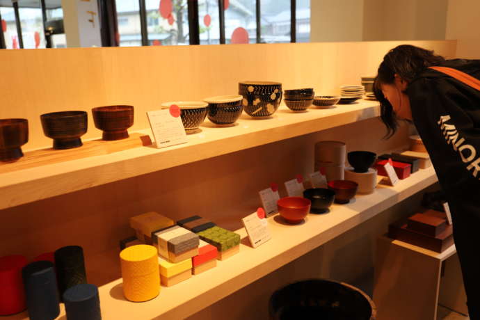 うるしの里会館に並ぶ漆器