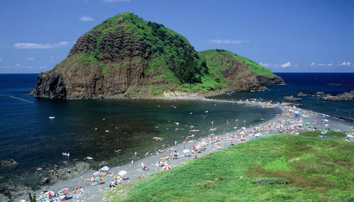 佐渡島にある二ツ亀と二ツ亀海水浴場