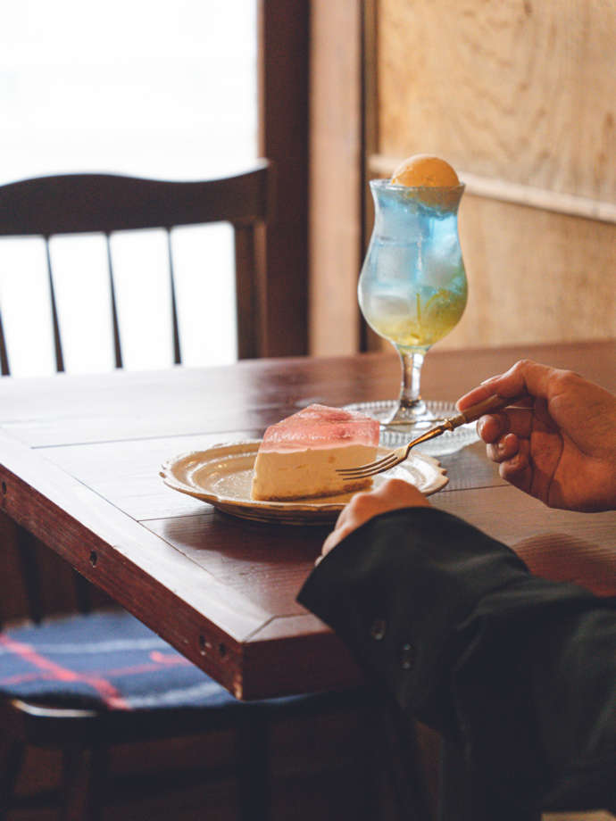 カフェ日和山のクリームソーダとケーキ