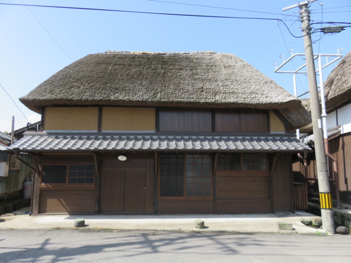 鹿島市の保存地区にある茅葺町家の移住体験施設