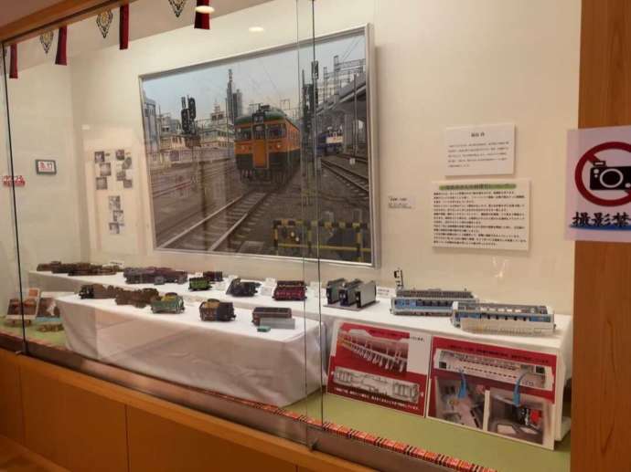 「寒河江八幡宮」参集殿にて開催された「令和3年 第4回 福島尚鉄道絵画展」における展示の様子