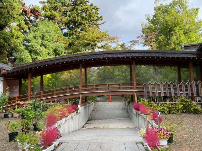 「寒河江八幡宮」境内の縁結び神橋「かささぎ橋」