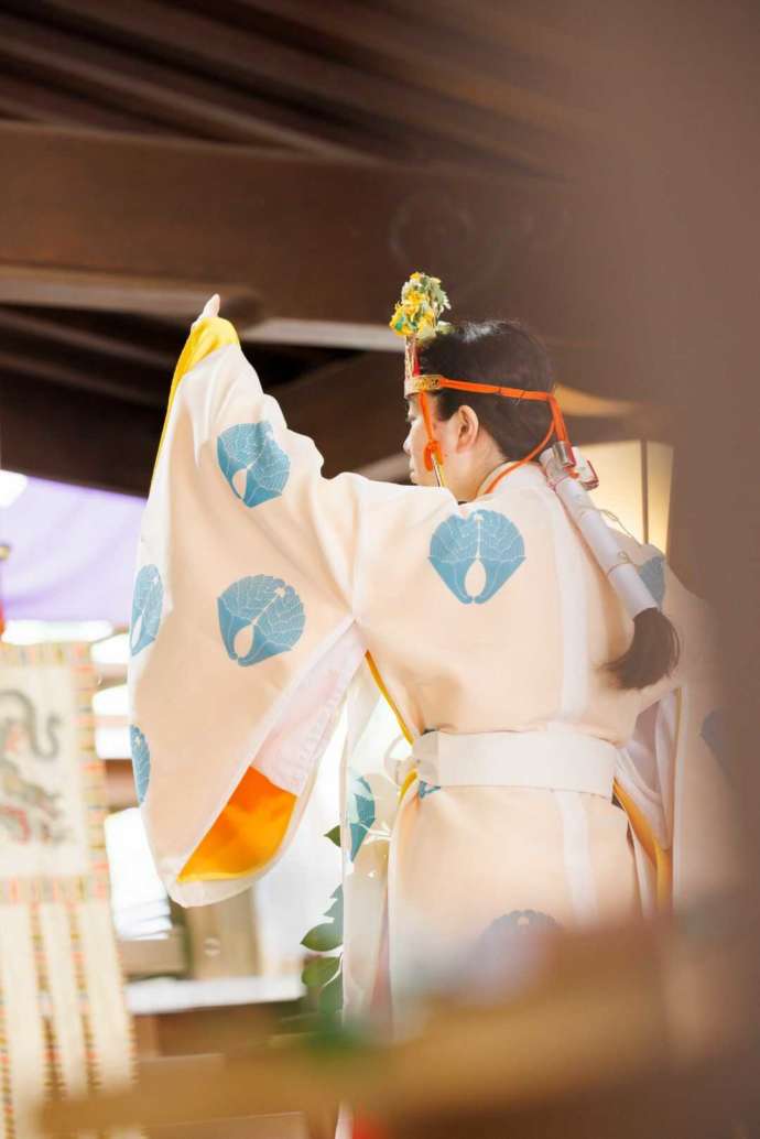 佐嘉神社の神前式で巫女が舞っているシーン