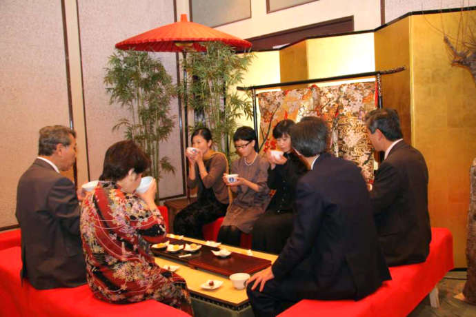 佐嘉神社記念館内に用意されたお茶席でお茶をいただいている人達