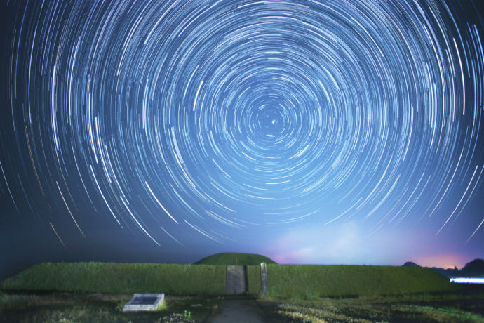 宮崎県西都市にある鬼の窟と星空