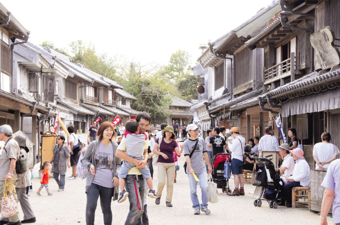 「房総のむら」の歴史的な町並みを歩く人々