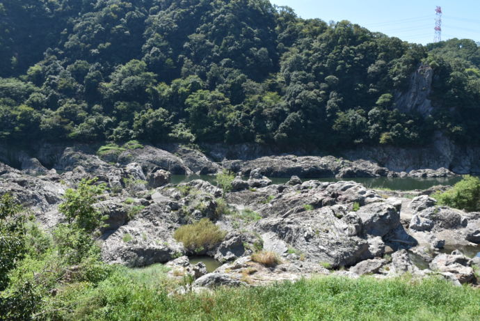 ロマンチック街道から見える岩場の景色