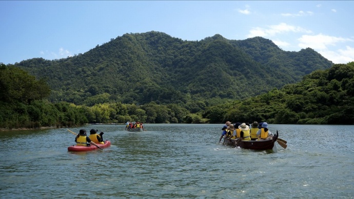 府中湖でカヌーをする人々