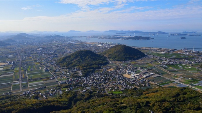 坂出市の白峯寺から見た瀬戸大橋