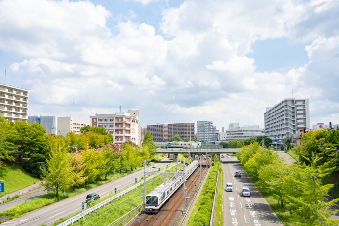 大阪府堺市を走る電車とまちなみ