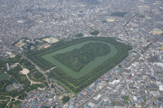 堺市にある仁徳天皇陵古墳の空撮写真