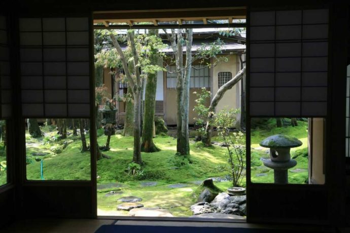 東酒造敷地内の和風建築と苔むした庭園