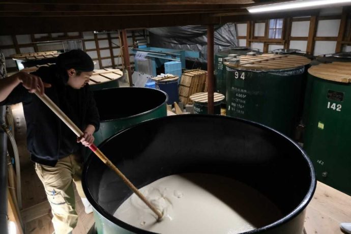 酒蔵内の仕込み風景