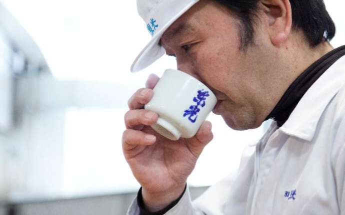 社氏伊藤勝義さんによる試飲の様子