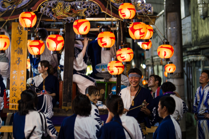 「天王祭」で山車をひく人々