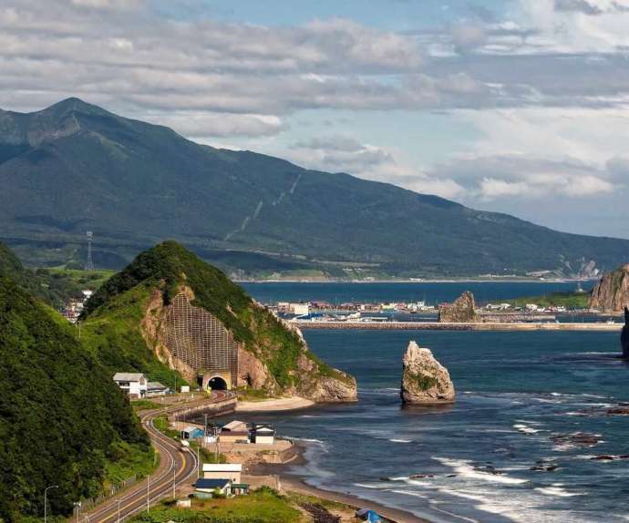 海と山に囲まれた、様似町の風景