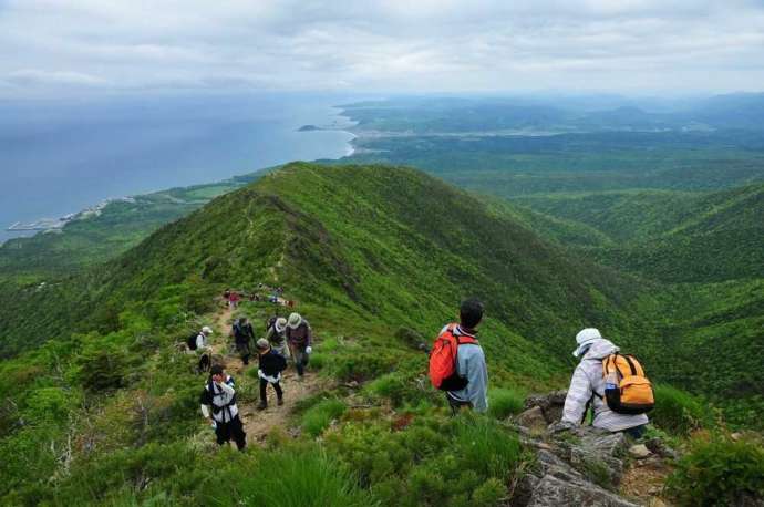 アポイ岳で登山をする人々