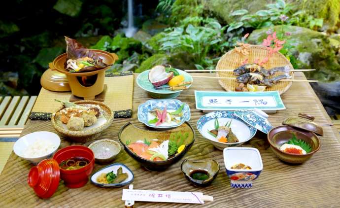 「渓流魚料理のお店 醒井楼」で供される「おもてなします懐石料理6,600円コース」