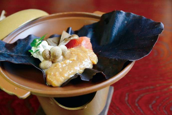 「渓流魚料理のお店 醒井楼」で供される「ニジマスの朴葉味噌焼き」