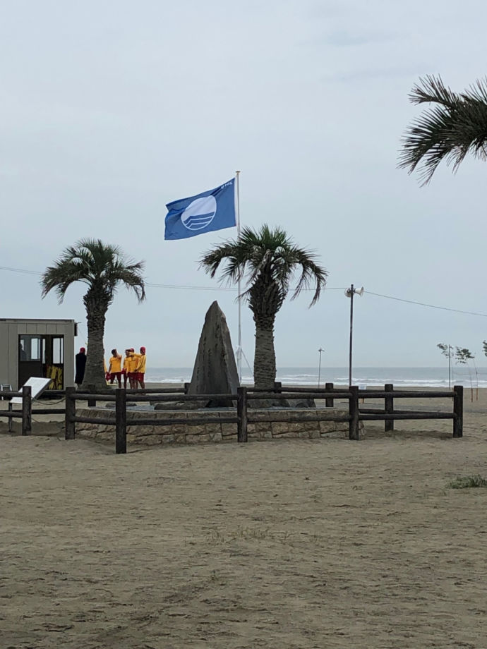 本須賀海水浴場に掲げられたブルーフラッグ