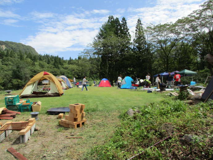 三条市内のキャンプ場で楽しむ人たち