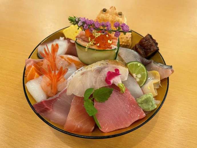 「ゆたか水産」の海鮮丼