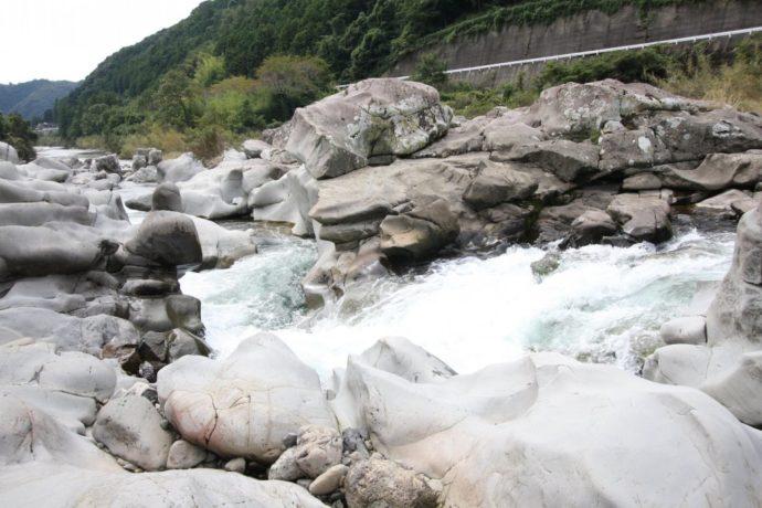 奇岩と迫力満点の激流れが見られる轟の甌穴