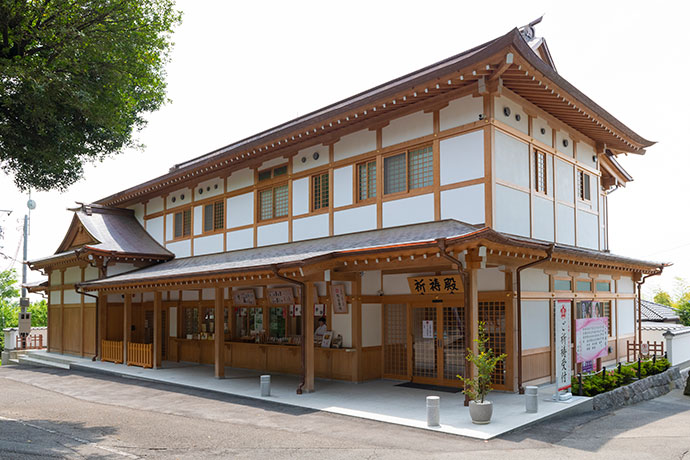 群馬県前橋市にある「産泰神社」の祈祷殿