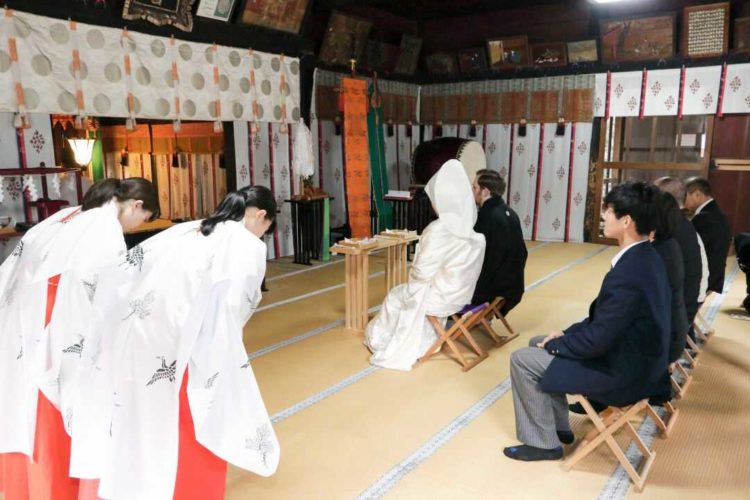 産泰神社の拝殿にて結婚式祝詞奏上