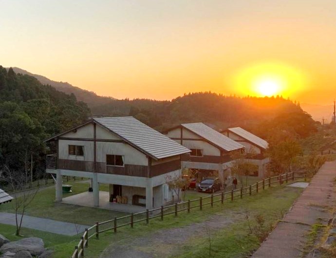 「猿ケ城渓谷森の駅たるみず」の洋風コテージと夕陽