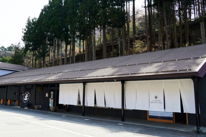 笹一酒造の直営店、酒遊館の外観写真