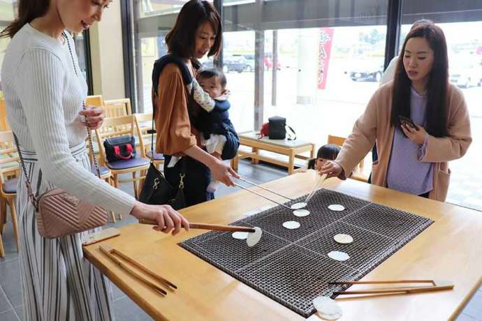 ささら屋立山本店のせんべい手焼き体験