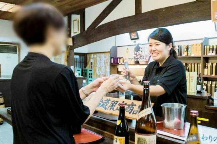 薩󠄀摩酒造「花渡川蒸溜所　明治蔵」で焼酎の試飲をする様子