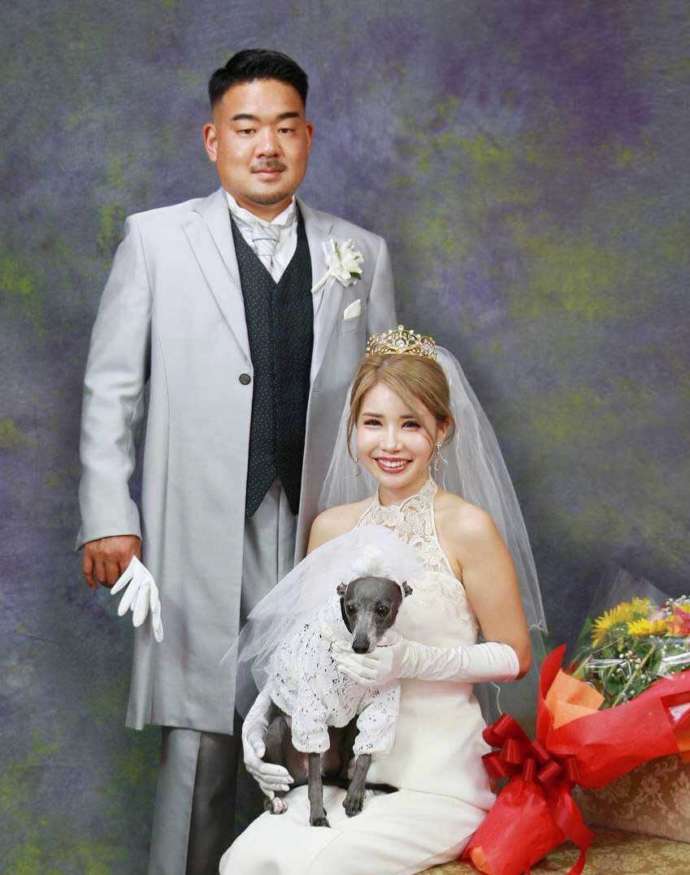 Sdressingのスタジオで愛犬と一緒に撮影している新郎新婦