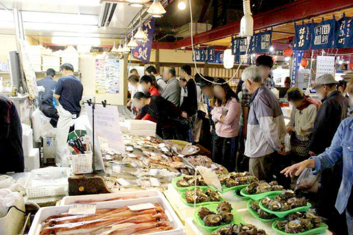 道の駅萩しーまーとの鮮魚店の店頭の様子