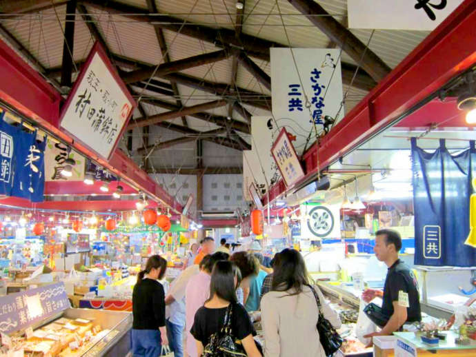 道の駅萩しーまーとの鮮魚店の店頭の様子