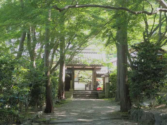 滋賀県米原市にある青岸寺の門