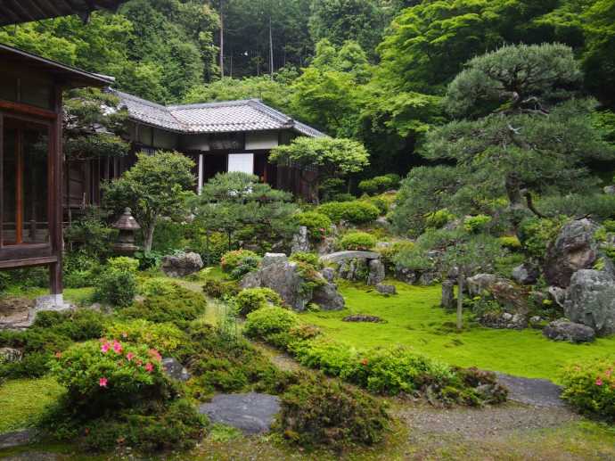 滋賀県米原市にある青岸寺の青岸寺庭園