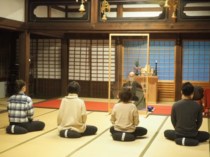 滋賀県米原市にある青岸寺に参拝している方の様子