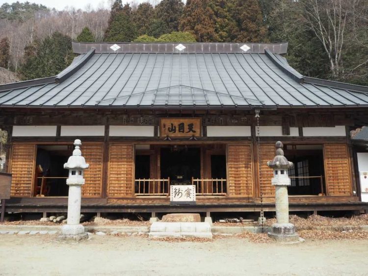 山梨県甲州市の栖雲寺の本堂の外観